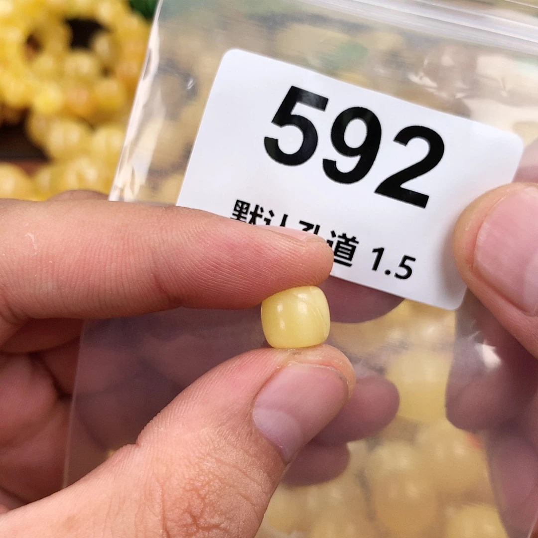 未镶嵌琥珀珠宝奇石