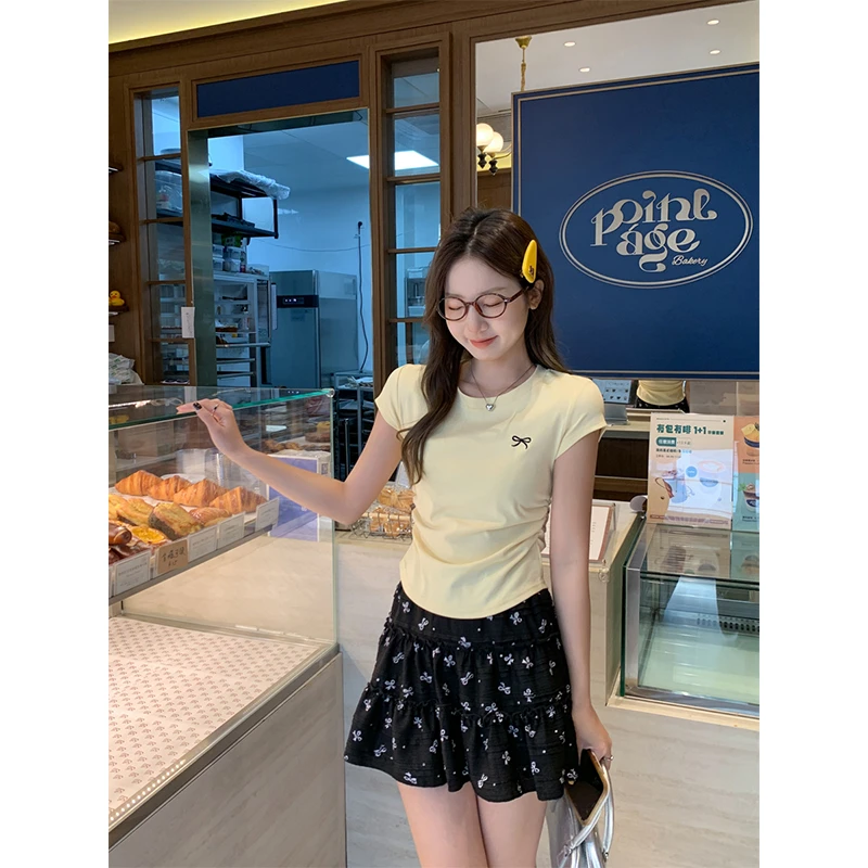 浅蓝色蝴蝶结刺绣设计感正肩短袖T恤女夏季新款时尚褶皱掐腰上衣