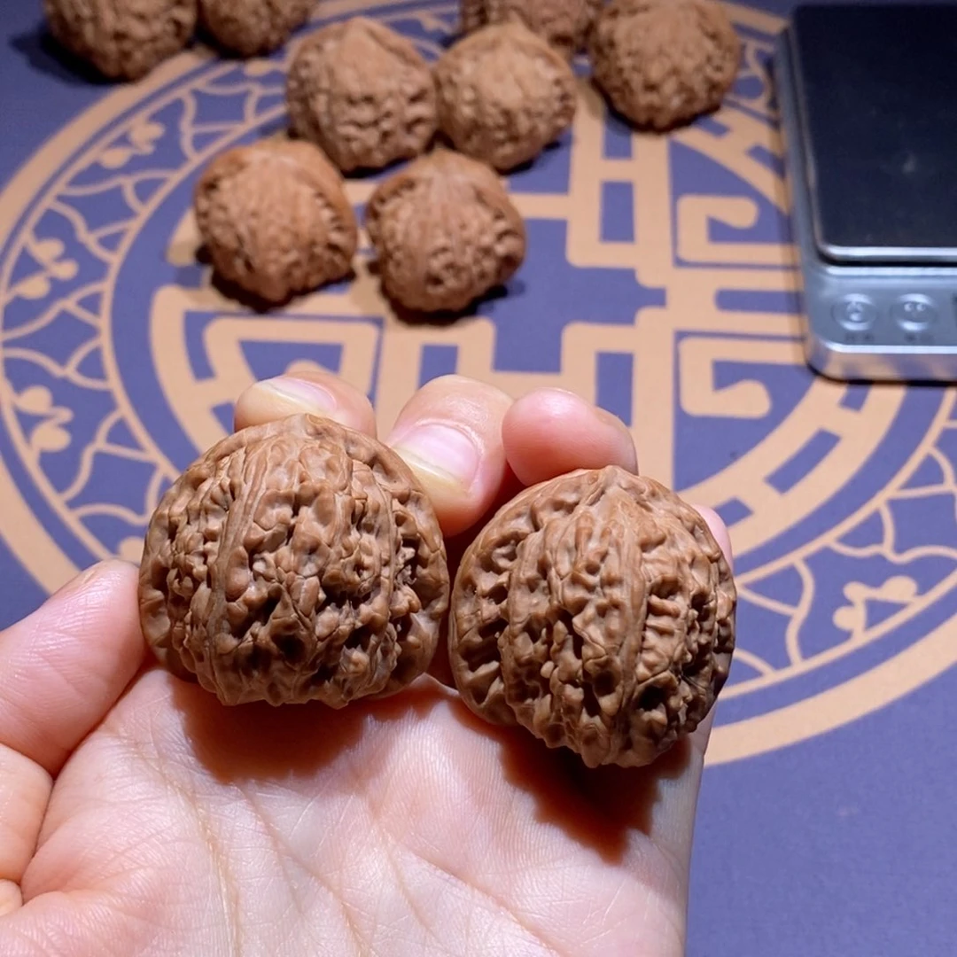 文玩核桃吊坠1号35尺全品三角白全红皮