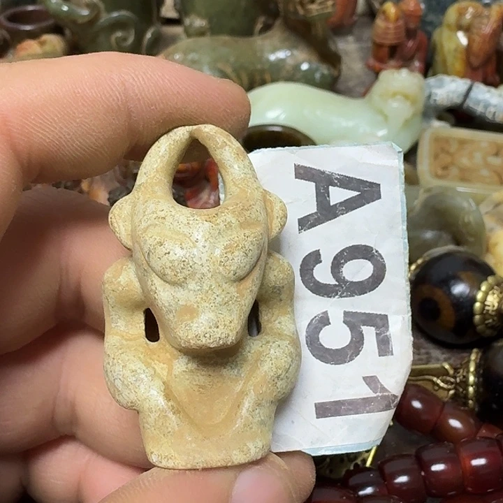 透闪石-蛇纹石玉未镶嵌颈饰
