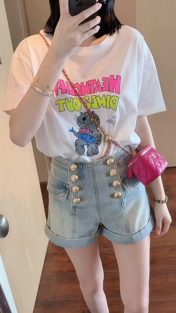 【张静芝】猫咪小鱼彩字母白色短袖T恤