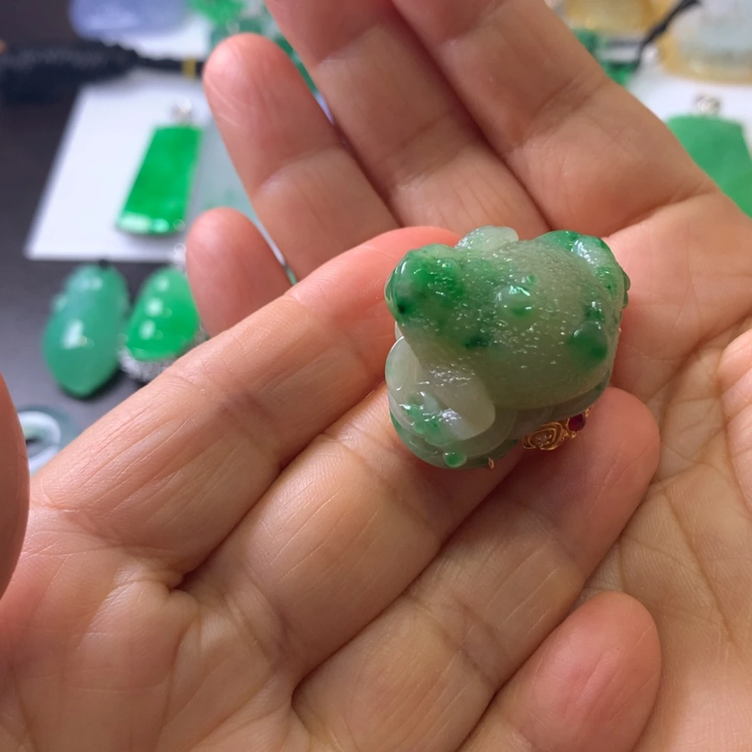 翡翠戒指18K金镶嵌天然缅甸翡翠三角蝉戒指