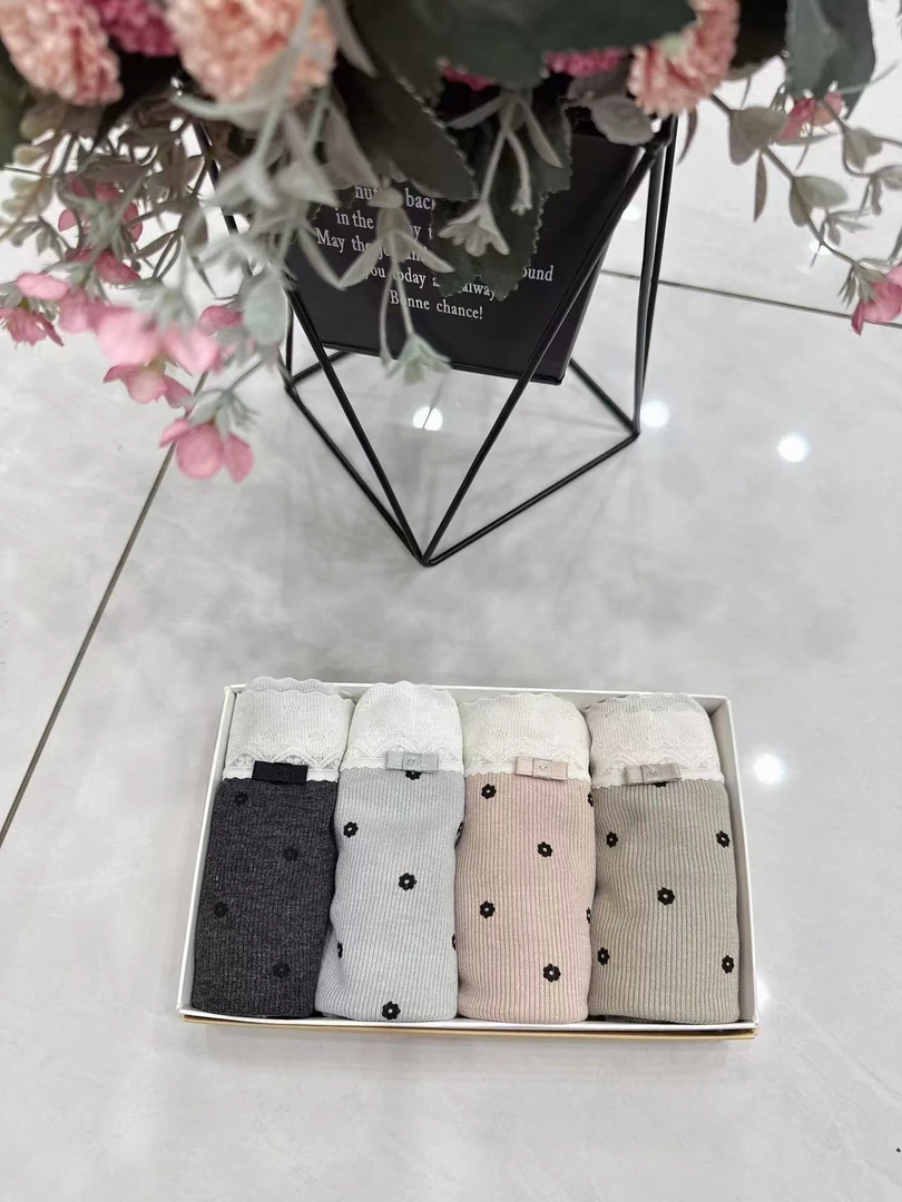 6052女点点款花朵款时尚舒适短裤