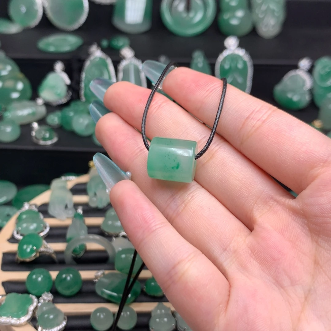 石英质玉（非洲翠）未镶嵌颈饰