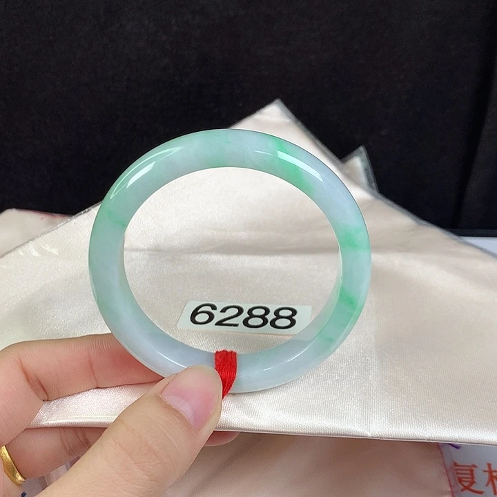翡翠未镶嵌手镯53圈，甜绿飘花