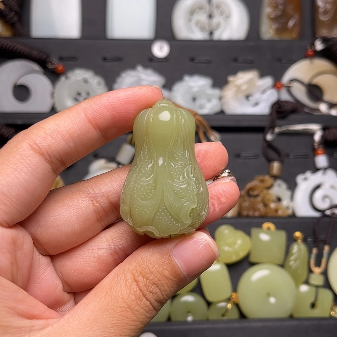 仙***儿和田玉未镶嵌颈饰