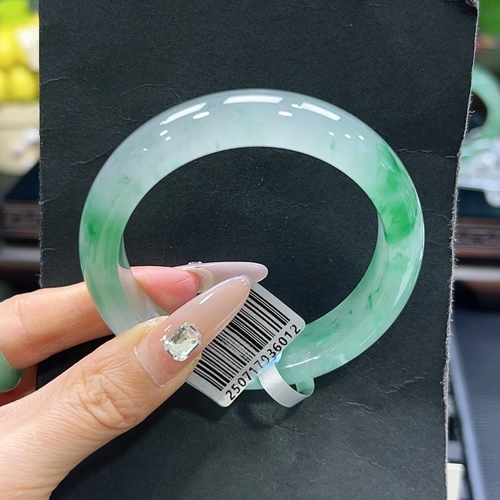 佳***石英质玉（非洲翠）未镶嵌手镯