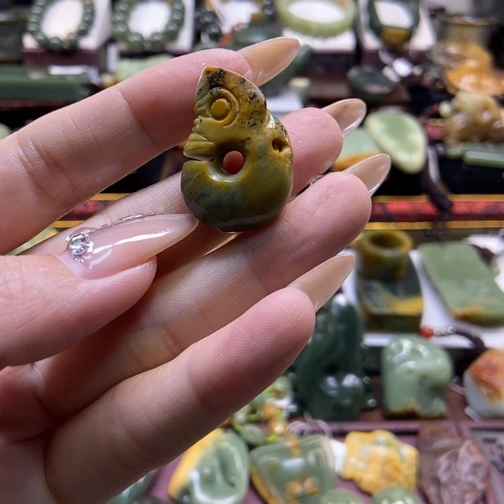 颈饰未镶嵌岫岩河磨玉（透闪石质玉）
