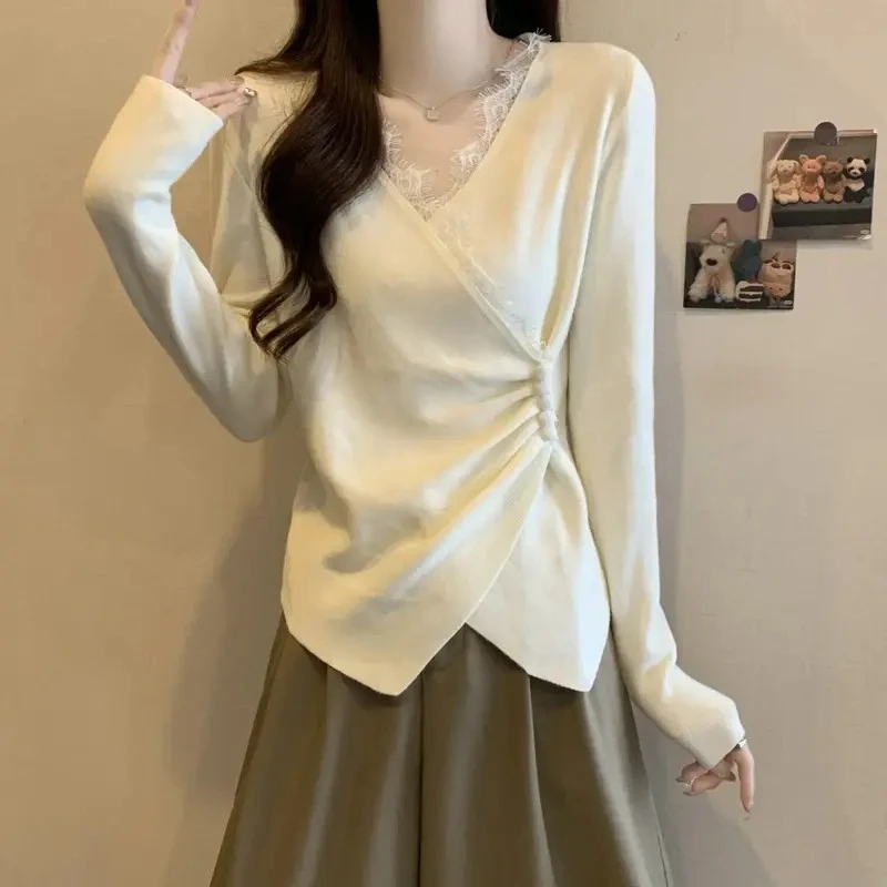 设计感V领蕾丝拼接德绒衫大码女装遮肚显瘦不规则打底上衣女春秋