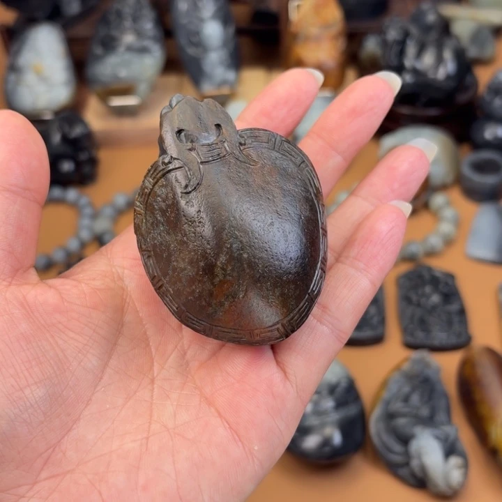 蚂***蚁和田玉未镶嵌颈饰