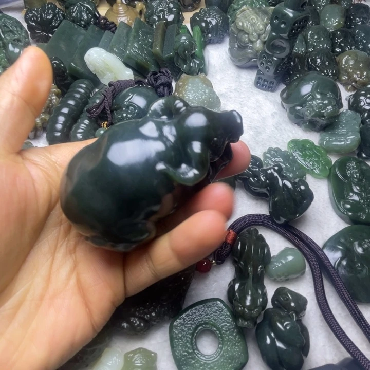 闻***和田玉未镶嵌颈饰