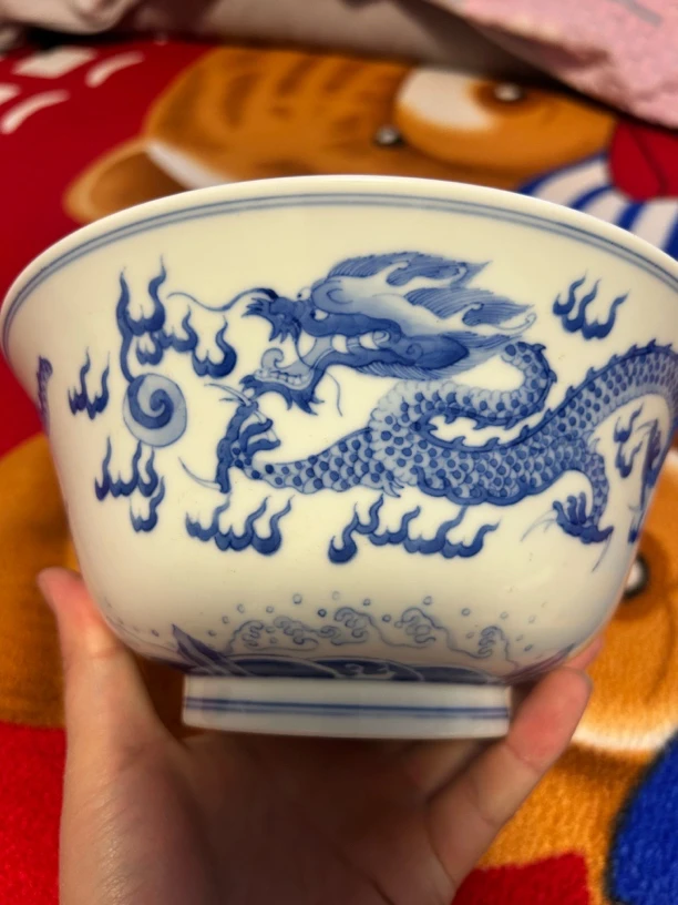 康熙青花双龙赶珠龙纹大宫碗，尺寸巨大，属于官防官寄托款