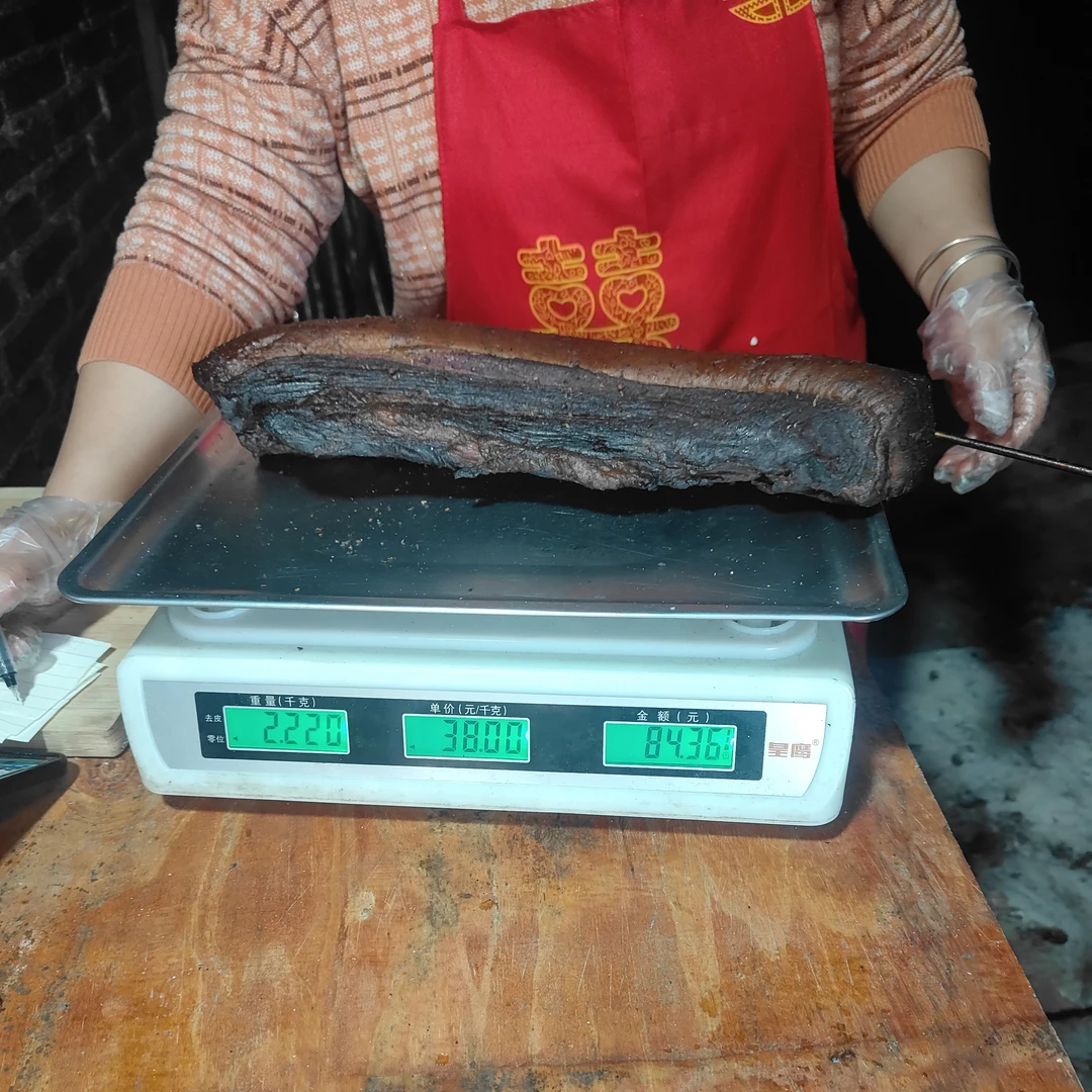 正宗柴火烟熏后腿肉现场称重现称现拍