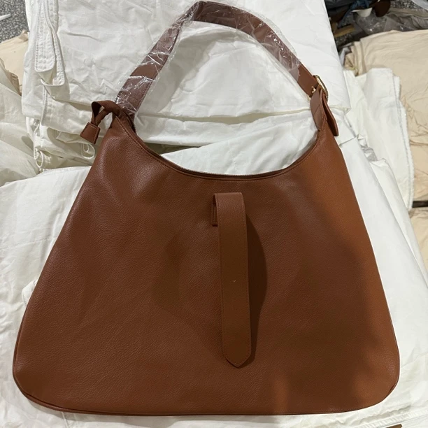 咖啡色大容量斜肩包  没有扣子