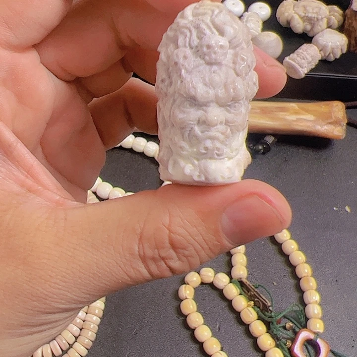 比***民养殖鹿角雕刻工艺品