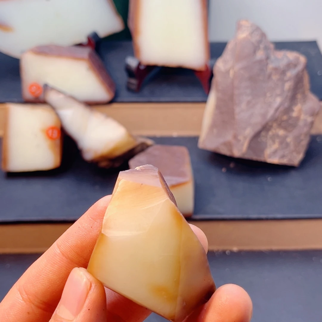 陈***，和田玉（糖玉）未镶嵌颈饰