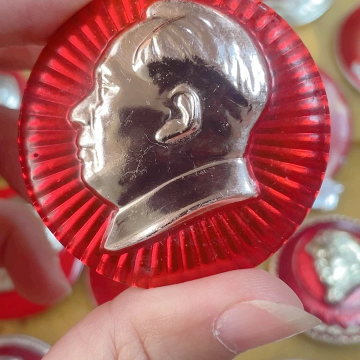 大**翅毛爷爷像章。