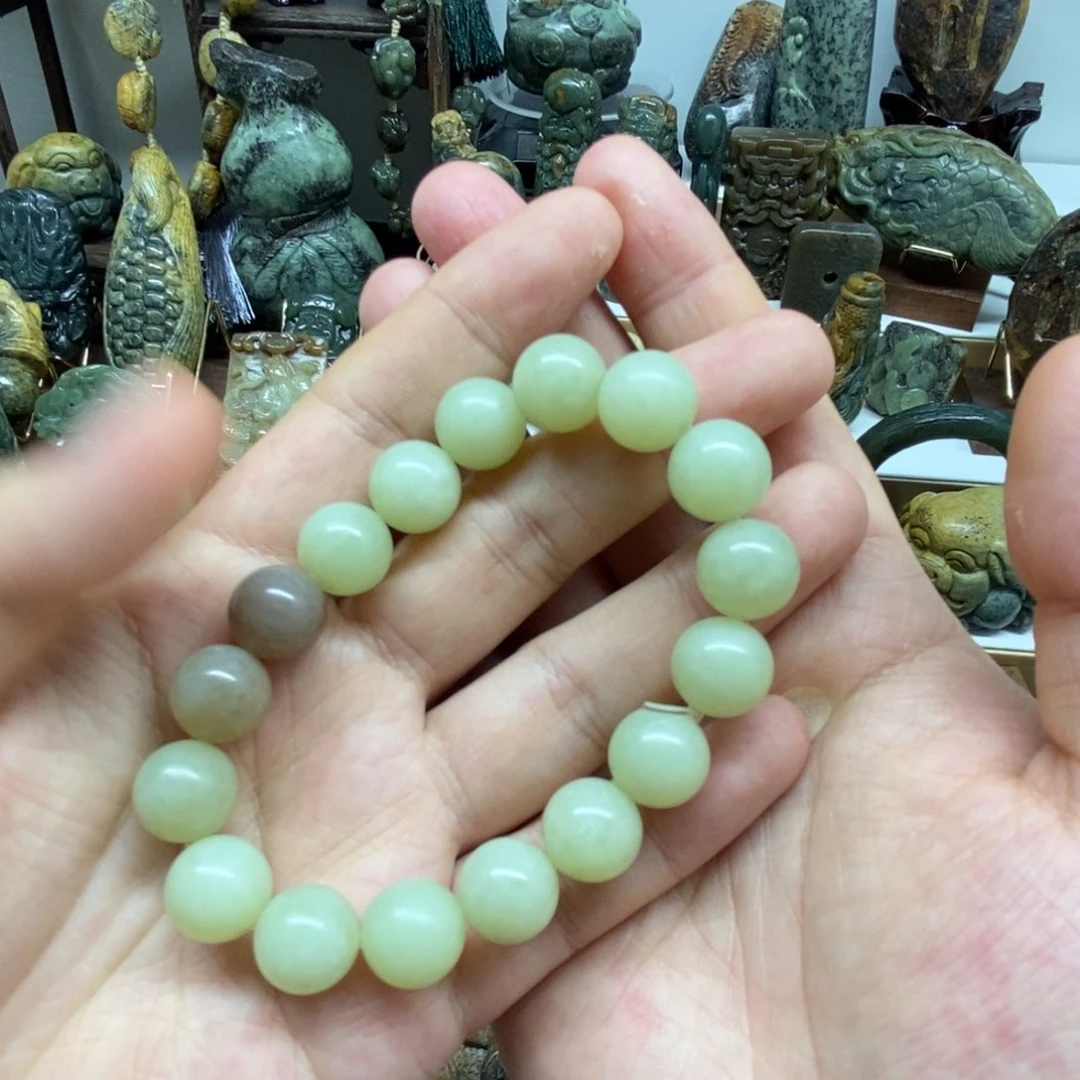 未镶嵌岫岩老玉（透闪石质玉）把件
