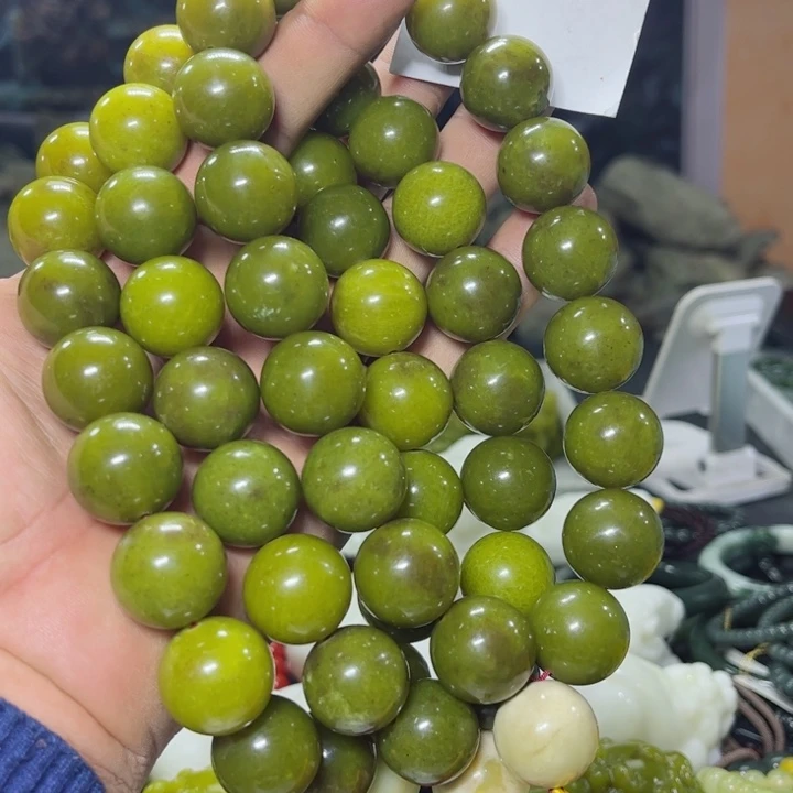 蛇纹石玉手持未镶嵌