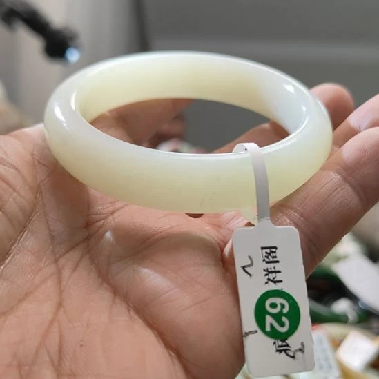 一****和田玉未镶嵌手镯