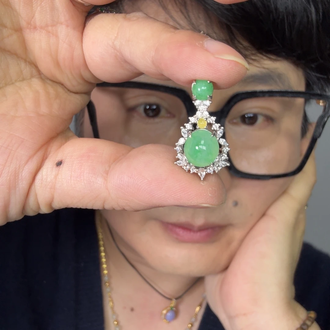 翡翠未镶嵌颈饰一件