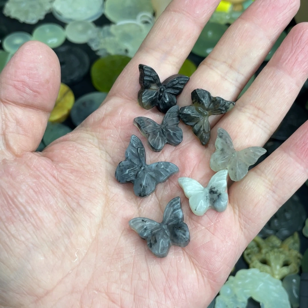 岫玉未镶嵌颈饰蝴蝶