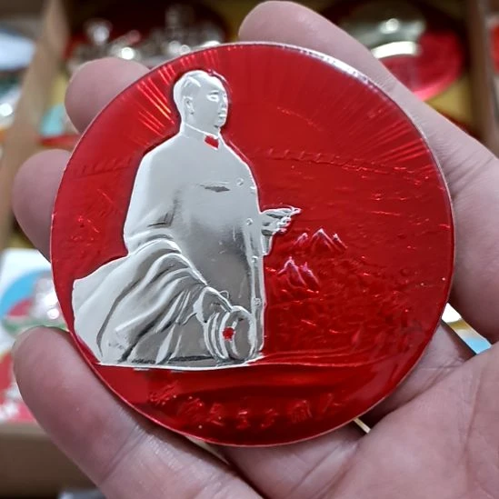 铝用****0圆形红色文字像章