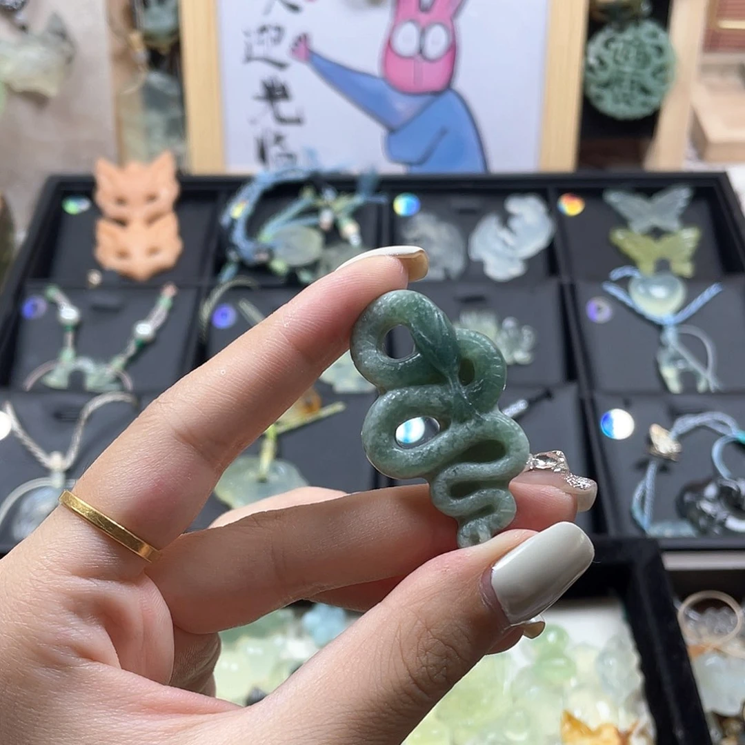 蛇纹石玉未镶嵌颈饰