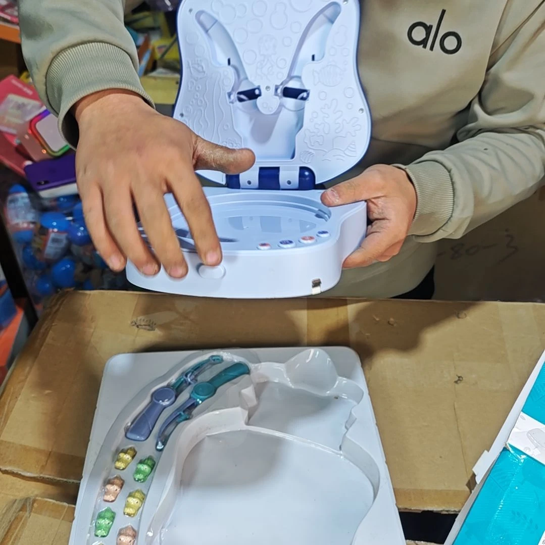 磁吸钓鱼蓝色破烂盒子