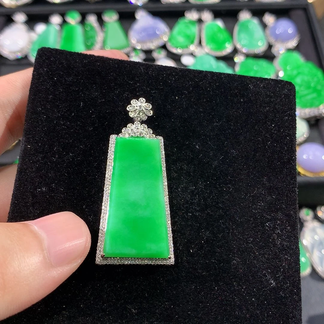 翡翠18K金镶嵌颈饰