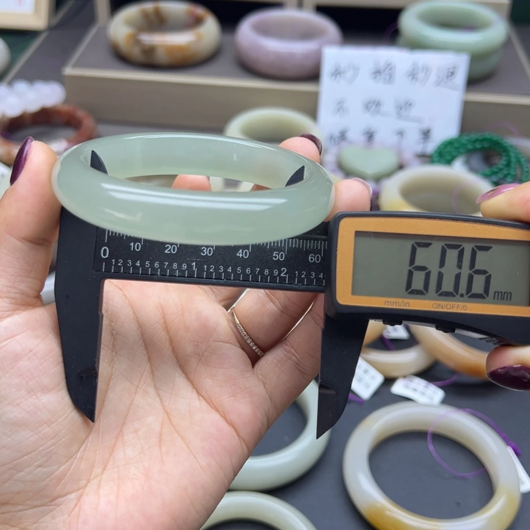 石英质玉（佘太翠）未镶嵌手镯