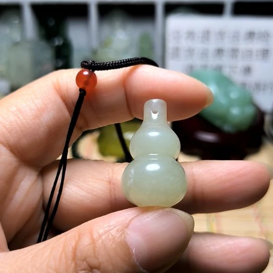弈***阁未镶嵌蛇纹石玉颈饰