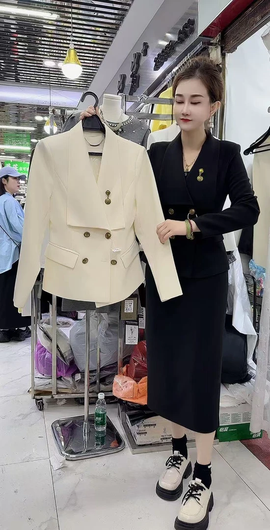 翻领上衣配长裙套装