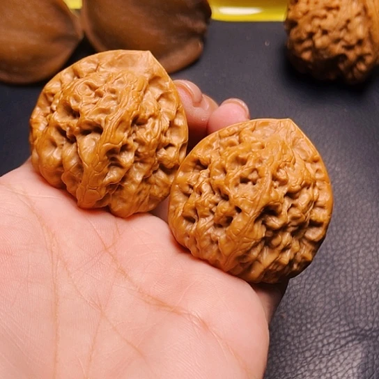 文玩核桃佛度一对