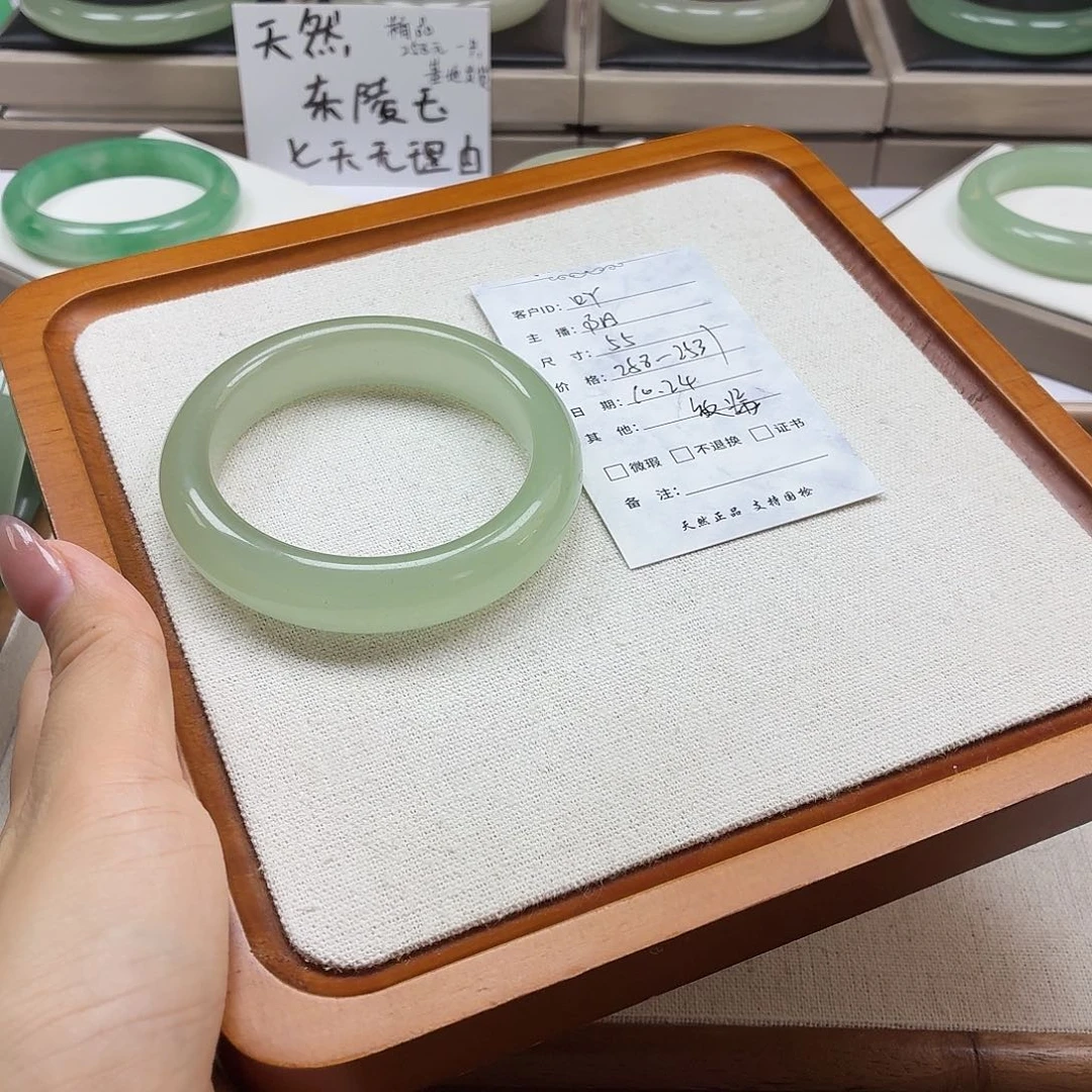 吖****石英质玉未镶嵌手镯