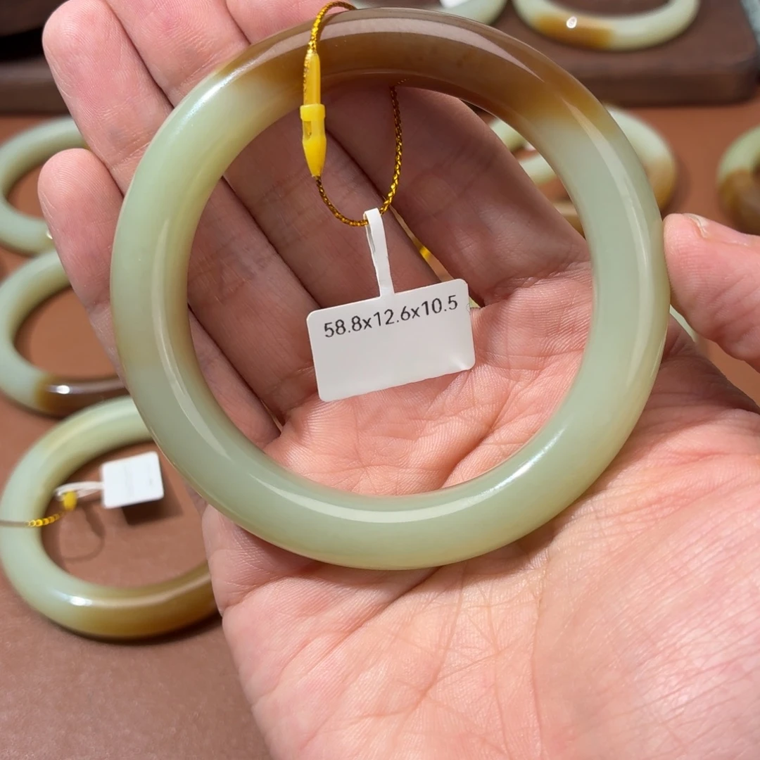 和田玉（糖玉）未镶嵌手镯