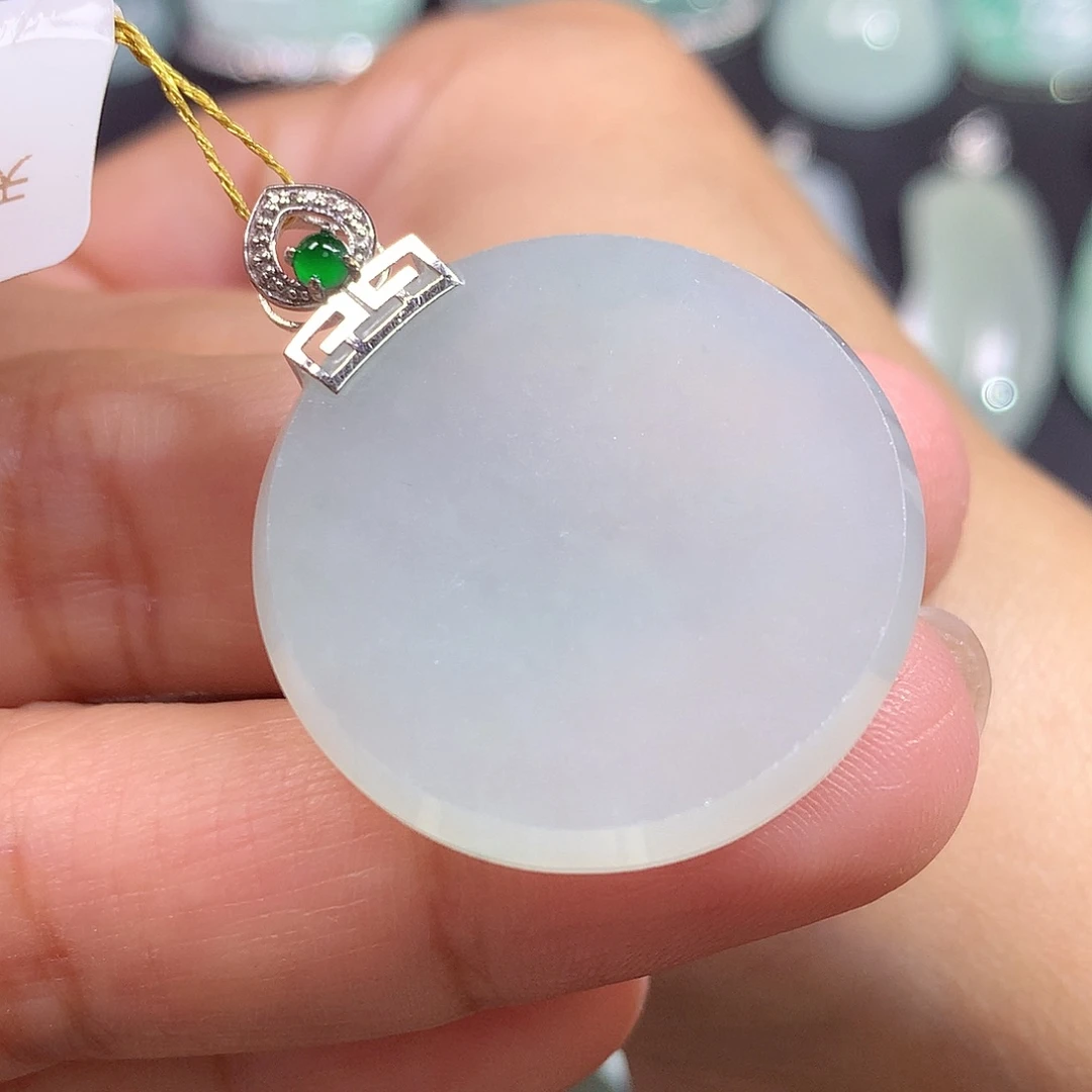 翡翠18K金镶嵌颈饰圆牌