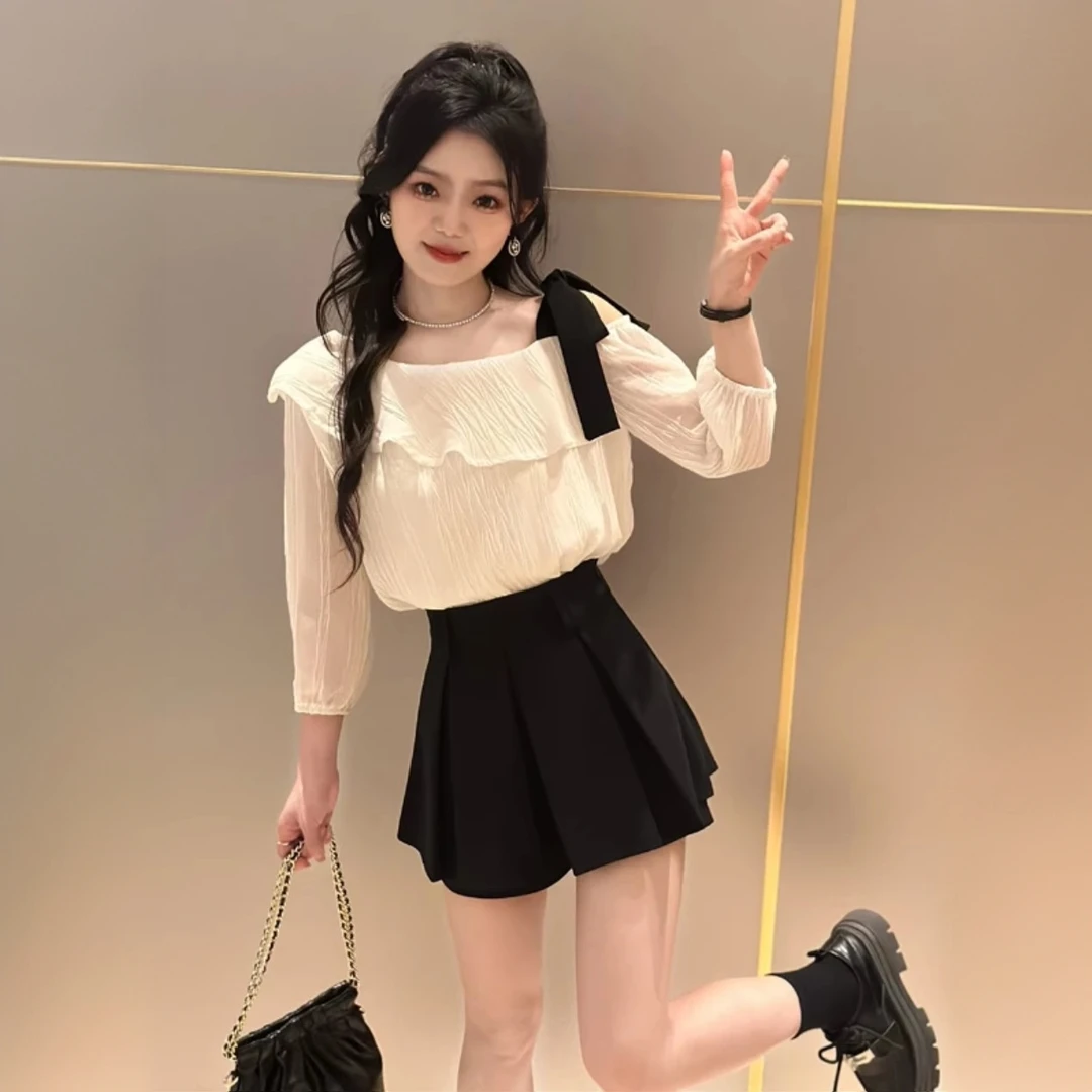 早春搭配一整套韩系一字领露肩衬衫短裤两件套今年流行的漂亮套装