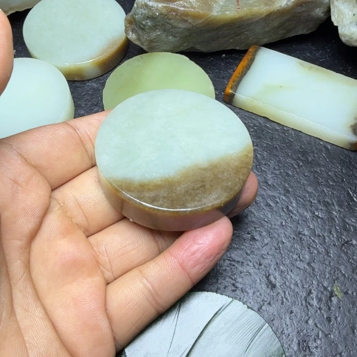 北***兵和田玉（糖玉）未镶嵌珠宝奇石
