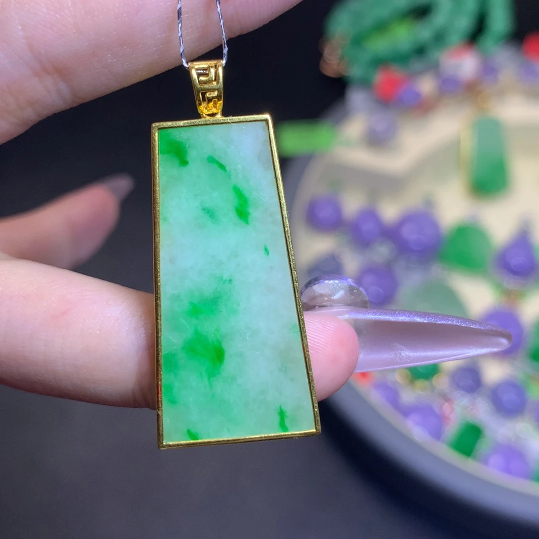 翡翠18K金镶嵌颈饰