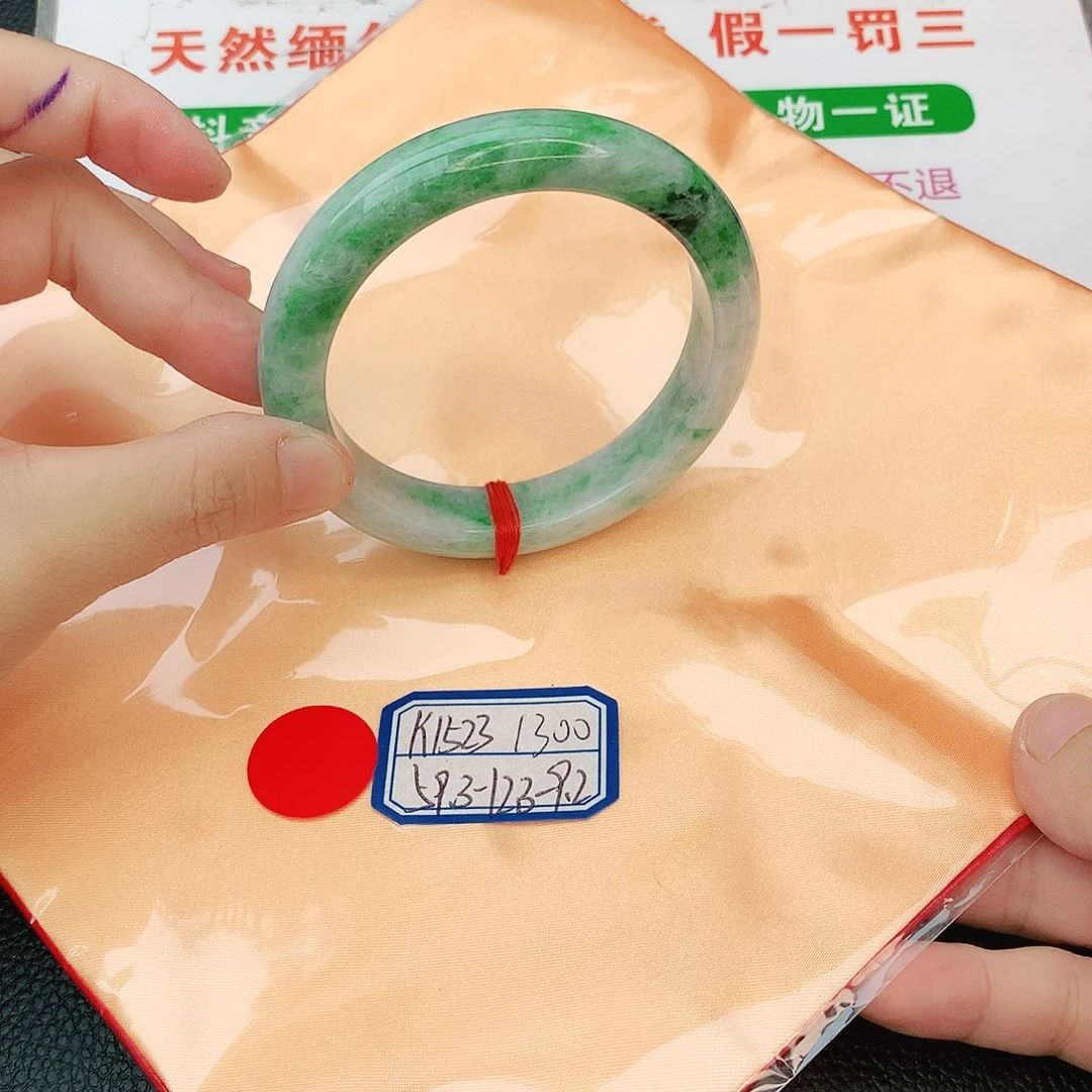 翡翠手镯未镶嵌翡翠