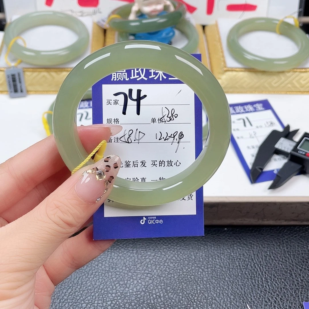 未镶嵌手镯和田玉奈**深