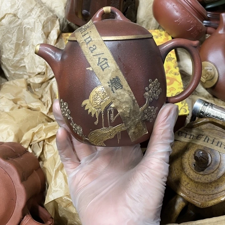 茶壶紫砂矿泥料，手工制作的一把紫砂壶。