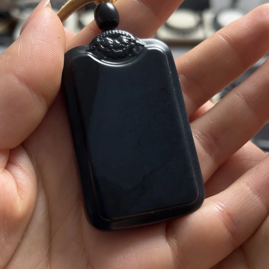 和田玉（墨玉）未镶嵌颈饰聚墨青花