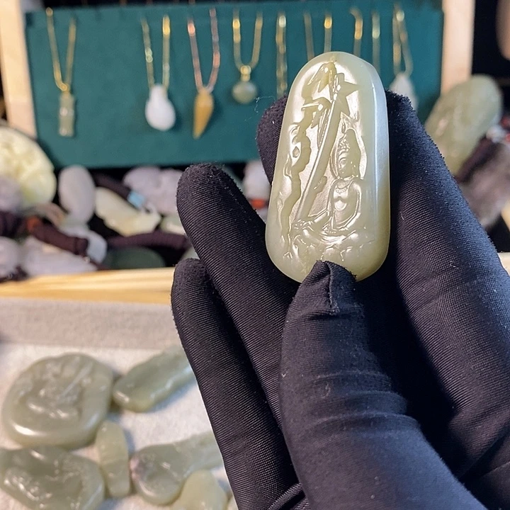 和田玉未镶嵌吊坠(赠链)