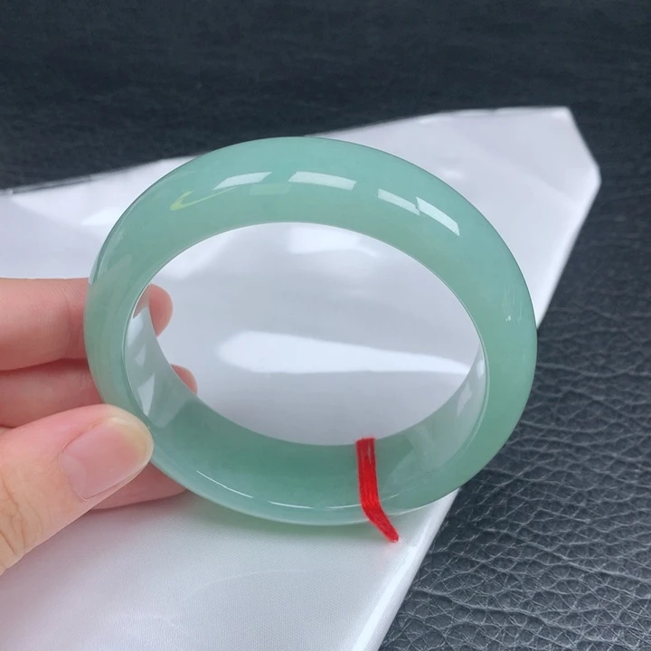 翡翠手镯未镶嵌。