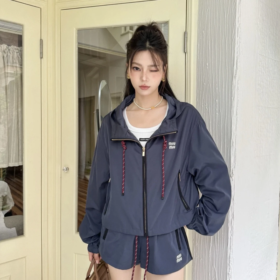 99新 MIU MIU/缪缪 bb243/深蓝色胸口logo抽绳外套 聚酯纤维 36码