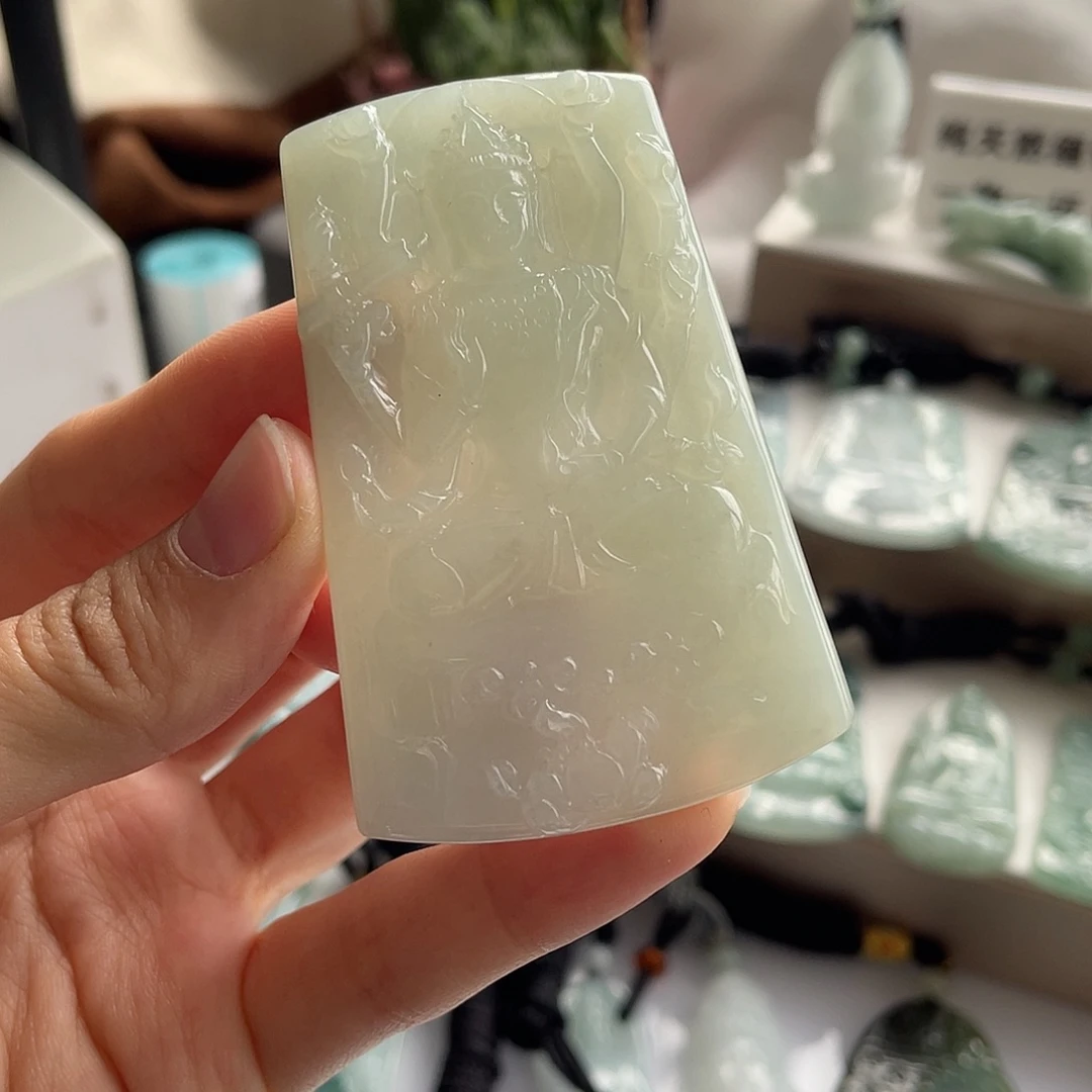 翡翠未镶嵌颈饰千手观音