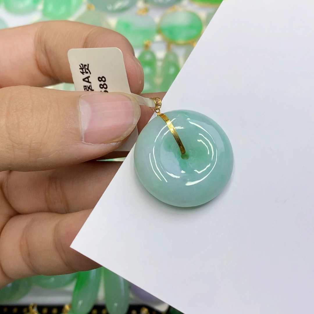 翡翠18K金镶嵌颈饰翡翠