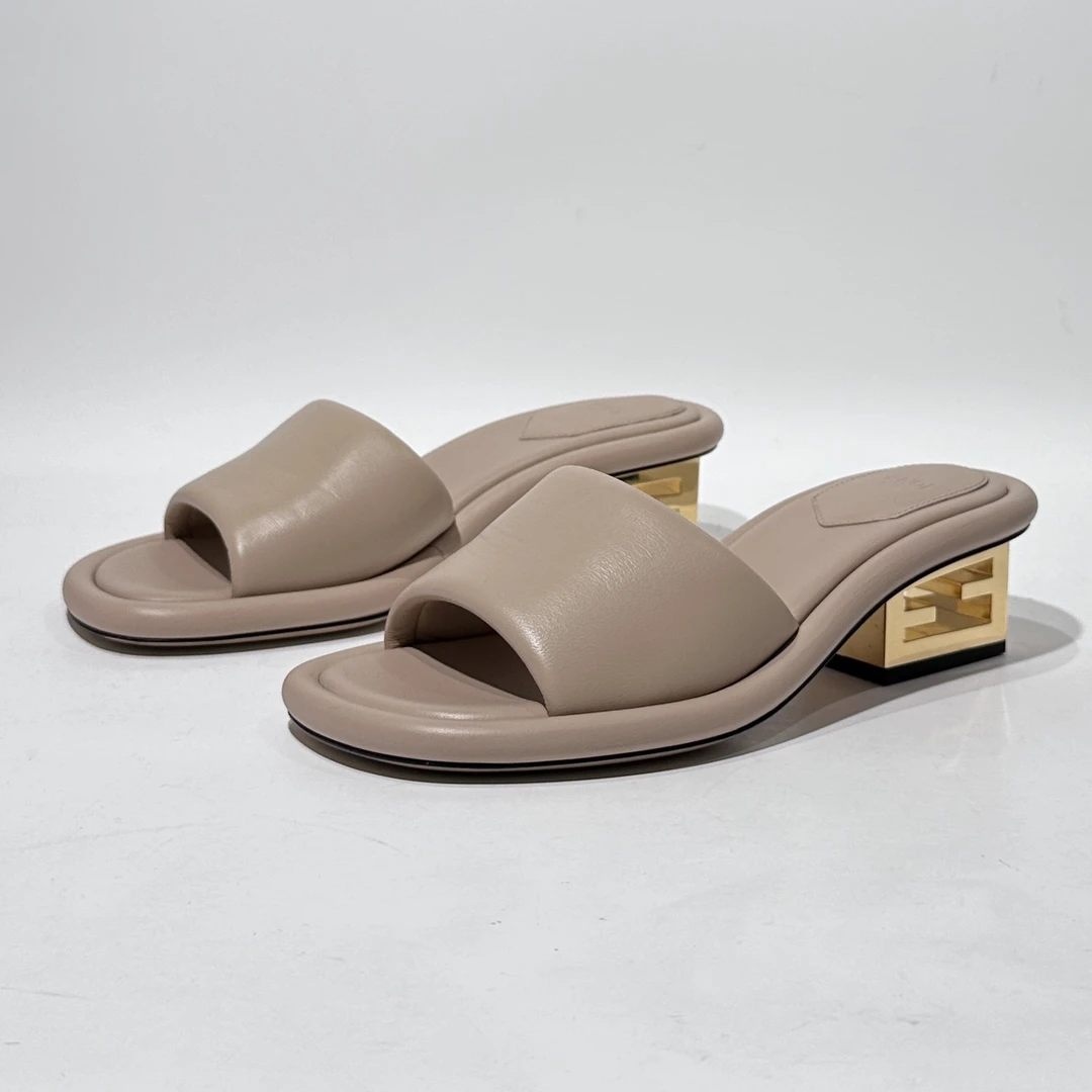 未使用 FENDI/芬迪 36码 裸色时尚粗跟一字拖/ML80538